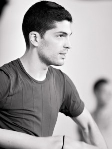 Nato a Rogliano (CS) nel 1987, Stefano Zumpano si diploma presso il Centro Internazionale di Danza diretto da Isabella Sisca di Cosenza. - stefano_zumpano-225x300